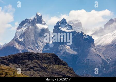 Montagne innevate nel Parco Nazionale Torres del Paine, Patagonia, Cile, Sud America Foto Stock