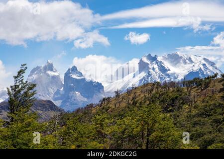 Montagne innevate nel Parco Nazionale Torres del Paine, Patagonia, Cile, Sud America Foto Stock