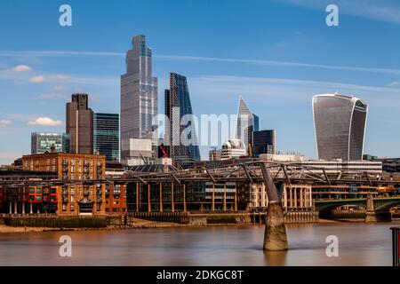 Il Millennium Bridge e la City of London Skyline, Londra, Regno Unito. Foto Stock