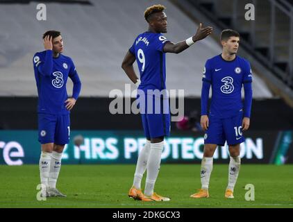 Il Tammy Abraham di Chelsea (al centro) appare deposto dopo che Pedro Neto di Wolverhampton Wanderers (non raffigurato) segna il secondo obiettivo del suo fianco durante la partita della Premier League a Molineux, Wolverhampton. Foto Stock