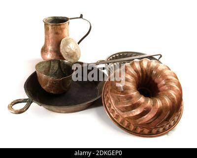 Utensili da cucina in rame antico e Tin torta isolato su sfondo bianco Foto Stock