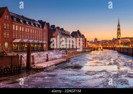 Il distretto di Speicherstadt ad Amburgo, Germania durante l'inverno Foto Stock