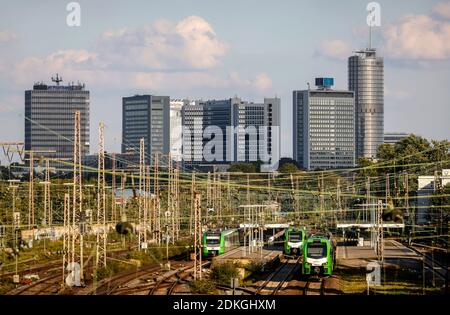 Essen, zona della Ruhr, Renania Settentrionale-Vestfalia, Germania - panorama della città con la Torre di Postbank, la sede centrale di Evonik e la torre RWE, di fronte alla S-Bahn alla stazione di Essen West. Foto Stock