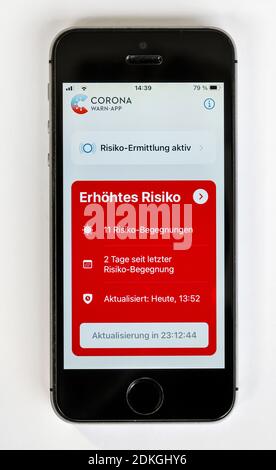 Germania - il telefono cellulare con l'app di avvertimento Corona aperta mostra un aumento del rischio con 11 incontri di rischio. Foto Stock
