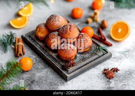 Sul tavolo di Natale sono presenti deliziosi muffin al cacao fresco. Preparazione per la vacanza Foto Stock