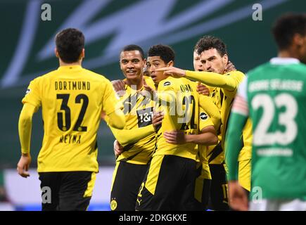 Brema, Germania. 15 Dic 2020. Calcio: Bundesliga, Werder Bremen - Borussia Dortmund, Giornata 12. Marco Reus, Giovanni Reyna, Jadon Sancho e Mats Hummels celebrano lo 0:1 di Raffaello Guerrero. Credito: Carmen Jaspersen/dpa - NOTA IMPORTANTE: In conformità con le norme del DFL Deutsche Fußball Liga e/o del DFB Deutscher Fußball-Bund, è vietato utilizzare o utilizzare fotografie scattate nello stadio e/o della partita sotto forma di sequenze fotografiche e/o serie fotografiche di tipo video./dpa/Alamy Live News Foto Stock