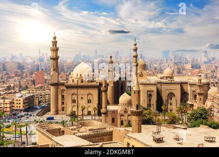 Splendida vista della Moschea-Madrasa del Sultano Hassan dalla Cittadella, il Cairo, Egitto Foto Stock