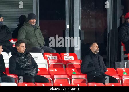 Salford, Regno Unito. 15 Dic 2020. Gli ex giocatori di Manchester Utd Ryan Giggs (r), Gary Neville (l) e Roy Keane (sul retro) guardano il gioco dallo stand. EFL Skybet Football League Two match, Salford City contro Newport County al Peninsula Stadium di Salford, Greater Manchester, martedì 15 dicembre 2020. Questa immagine può essere utilizzata solo per scopi editoriali. Solo per uso editoriale, è richiesta una licenza per uso commerciale. Nessun uso in scommesse, giochi o un singolo club/campionato/giocatore publications.pic by Credit: Andrew Orchard sports photography/Alamy Live News Foto Stock