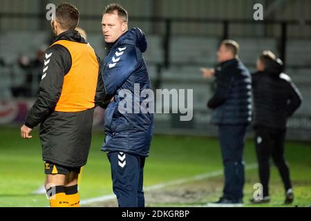 Salford, Regno Unito. 15 Dic 2020. Michael Flynn (c), direttore della contea di Newport, sulla linea di contatto. EFL Skybet Football League Two match, Salford City contro Newport County al Peninsula Stadium di Salford, Greater Manchester, martedì 15 dicembre 2020. Questa immagine può essere utilizzata solo per scopi editoriali. Solo per uso editoriale, è richiesta una licenza per uso commerciale. Nessun uso in scommesse, giochi o un singolo club/campionato/giocatore publications.pic by Credit: Andrew Orchard sports photography/Alamy Live News Foto Stock