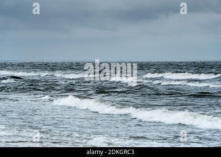 Danimarca, penisola di Møn, spiaggia di Ulvshale, umore temporale, nuvoloso, onde Foto Stock