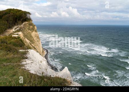 Tempestoso Mar Baltico, si gonfiano, vista dalla costa ripida di Møns Klint, vicino a Møns Fyr Foto Stock