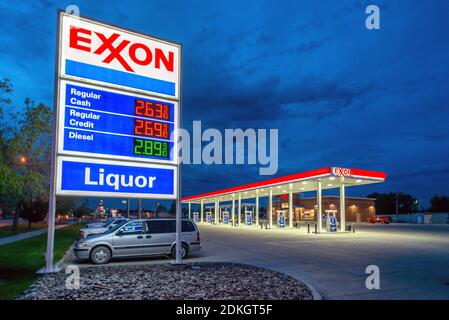 Rock Springs, 31 maggio 2015: Stazione di servizio Exxon sull'autostrada 80 a Rock Springs, Sweetwater County, Wyoming Foto Stock