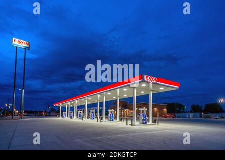 Rock Springs, 31 maggio 2015: Stazione di servizio Exxon sull'autostrada 80 a Rock Springs, Sweetwater County, Wyoming Foto Stock