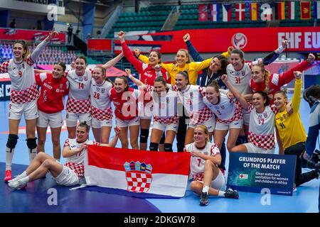 KOLDING, DANIMARCA - DICEMBRE 15: La squadra di Croazia festeggia la vittoria durante la partita femminile EHF Euro 2020 tra Germania e Croazia alla Sydbank Arena ON Foto Stock