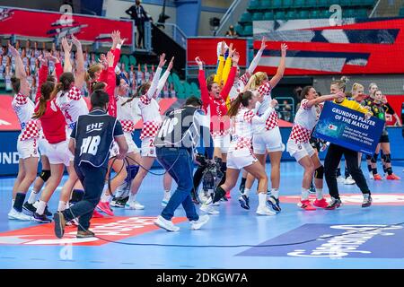 KOLDING, DANIMARCA - DICEMBRE 15: La squadra di Croazia festeggia la vittoria durante la partita femminile EHF Euro 2020 tra Germania e Croazia alla Sydbank Arena ON Foto Stock