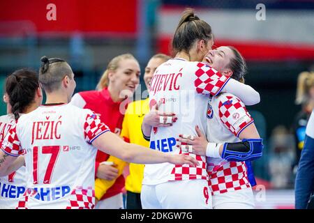 KOLDING, DANIMARCA - DICEMBRE 15: La squadra di Croazia festeggia la vittoria durante la partita femminile EHF Euro 2020 tra Germania e Croazia alla Sydbank Arena ON Foto Stock