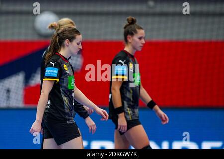 KOLDING, DANIMARCA - DICEMBRE 15: Team di Germania deluso durante la partita femminile EHF Euro 2020 tra Germania e Croazia alla Sydbank Arena su de Foto Stock