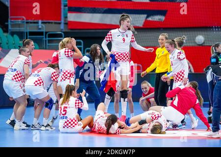 KOLDING, DANIMARCA - DICEMBRE 15: La squadra di Croazia festeggia la vittoria durante la partita femminile EHF Euro 2020 tra Germania e Croazia alla Sydbank Arena ON Foto Stock