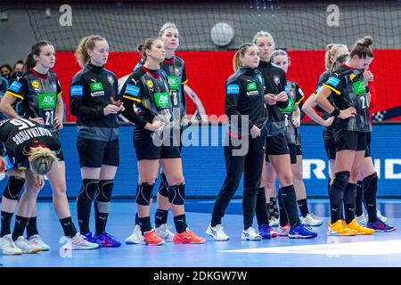 KOLDING, DANIMARCA - DICEMBRE 15: Team di Germania deluso durante la partita femminile EHF Euro 2020 tra Germania e Croazia alla Sydbank Arena su de Foto Stock