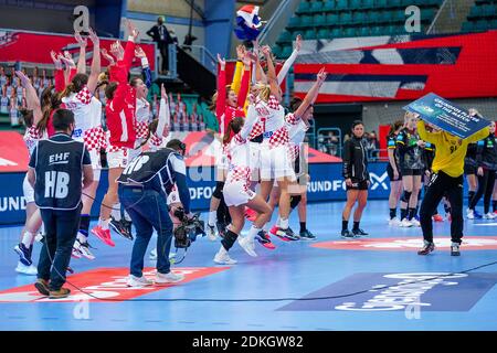 KOLDING, DANIMARCA - DICEMBRE 15: La squadra di Croazia festeggia la vittoria durante la partita femminile EHF Euro 2020 tra Germania e Croazia alla Sydbank Arena ON Foto Stock