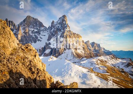Italia, Trentino, Dolomiti. Pallido di San Martino, catena settentrionale con Cimon della pala e cima della Vezzana al tramonto, vista dal monte Castellazzo Foto Stock
