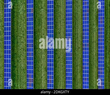 A plan view of solar panels set in an solar farm, alternative energy. Foto Stock