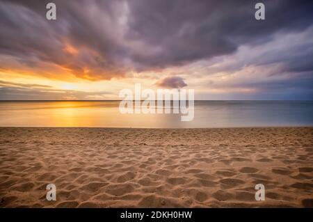 Suggestivo tramonto sulla spiaggia di le Morne, Mauritius in Africa. Foto Stock