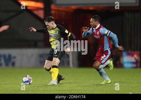 SCUNTHORPE, INGHILTERRA. 15 DICEMBRE Josh Kay di Barrow e Jordan Clarke di Scunthorpe United durante la partita Sky Bet League 2 tra Scunthorpe United e Barrow a Glanford Park, Scunthorpe martedì 15 Dicembre 2020. (Credit: Mark Fletcher | MI News) Credit: MI News & Sport /Alamy Live News Foto Stock