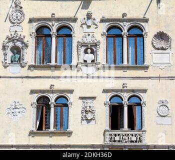 Italia, Veneto, Belluno, Dolomiti, particolare della facciata del Palazzo dei Rettori Foto Stock