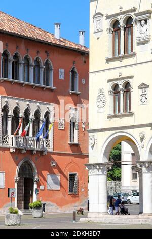Italia, Veneto, Belluno, Dolomiti, la facciata di Palazzo Rosso sede del municipio di Belluno e la facciata gialla di Palazzo dei Rettori sede della Prefettura Foto Stock