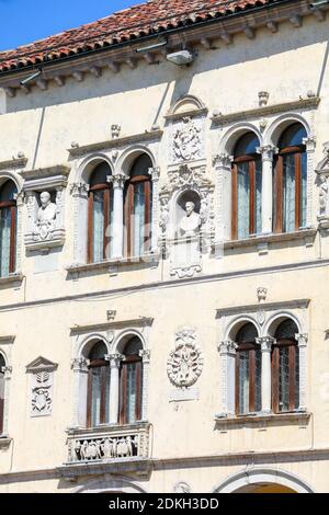 Italia, Veneto, Belluno, Dolomiti, particolare della facciata del Palazzo dei Rettori Foto Stock