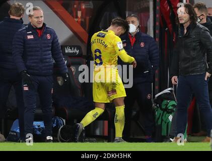 Alex Pattison di Wycombe Wanderers lascia il campo di gioco dopo essere stato mostrato un cartellino rosso durante la partita del campionato Sky Bet al Vitality Stadium di Bournemouth. Foto Stock