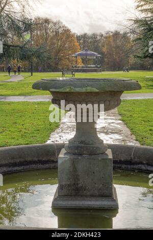 Boultham Park Lincoln, Lincolnshire, spazi aperti, boschi, lago, fauna selvatica, spazio urbano, servizi rurali, sentieri, fontana d'acqua, chiosco verde ornato Foto Stock