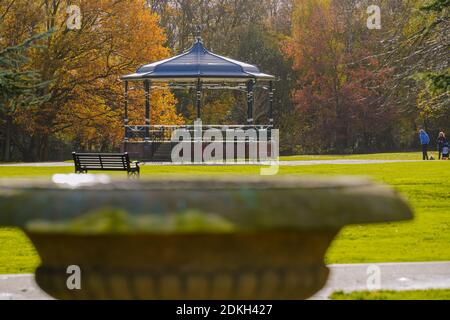 Boultham Park Lincoln, Lincolnshire, spazi aperti, boschi, lago, fauna selvatica, spazio urbano, servizi rurali, sentieri, fontana d'acqua, chiosco verde ornato Foto Stock