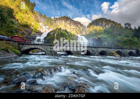 Latefossen, cascata, ponte, strada, Odda, fiordo Norvegia, Norvegia, Europa Foto Stock