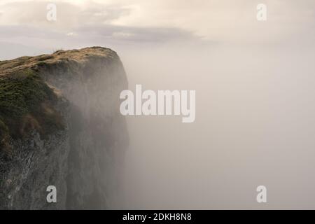 Vista soffusa, nebbiosa e umorosa della cima coperta dalla nebbia del Trem, la vetta più alta della montagna secca (Suva planina) in Serbia Foto Stock