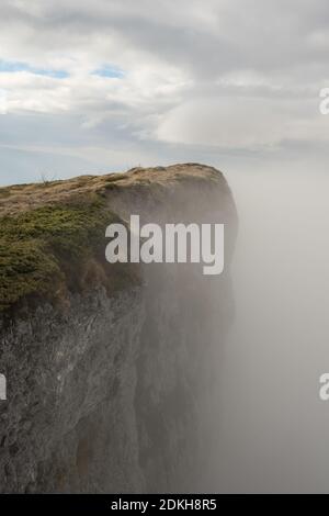 Vista soffusa, nebbiosa e umorosa della cima coperta dalla nebbia del Trem, la vetta più alta della montagna secca (Suva planina) in Serbia Foto Stock