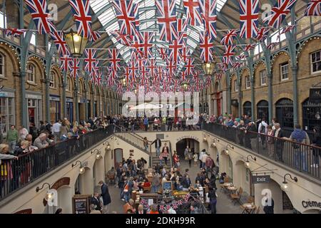 Union Jack Flags attraverso Covent Garde, Londra per celebrare il Giubileo del Queens Diamond Foto Stock