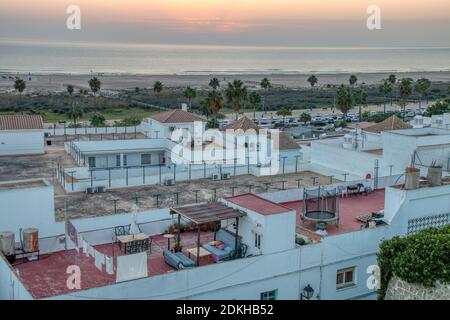 Conil de la Frontera, Cadice, Spagna - 12 ottobre 2019: Vista della spiaggia e della città di Conil de la Frontera al tramonto Foto Stock