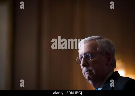 Il leader della maggioranza del Senato degli Stati Uniti Mitch McConnell (Repubblicano del Kentucky) risponde alle domande dei giornalisti durante una conferenza stampa dopo l'incontro settimanale con il caucus repubblicano del Senato presso il Campidoglio degli Stati Uniti a Washington, DC, USA, martedì 15 dicembre 2020. All'inizio di oggi, il leader della maggioranza del Senato americano Mitch McConnell (repubblicano del Kentucky) martedì, ha detto che il collegio elettorale 'ha parlato' e si è congratulato con il presidente eletto degli Stati Uniti Joe Biden per la sua vittoria. (Foto di Rod Lamkey/Pool/Sipa USA) Credit: Sipa USA/Alamy Live News Foto Stock