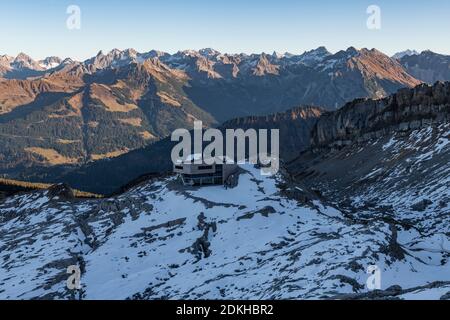 Europa, Austria, Vorarlberg, Kleinwalsertal, Hirschegg, Hoher Ifen, vista da Hahnenköpfle, stazione di montagna Hahnenköpflebahn, ristorante di montagna Tafel & Zunder, Alpi Allgäu Foto Stock