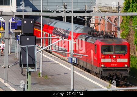 Treno locale con piattaforma nella stazione centrale di Lübeck, Schleswig-Holstein, Germania, Europa Foto Stock