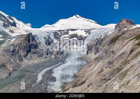 Vista dal Kaiser-Franz-Josefs-Höhe al ghiacciaio Pasterze, dietro Johannisberg, 3460 m, Hohe Tauern National Park, Carinzia, Austria Foto Stock