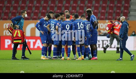 Coach Manuel BAUM (FC Schalke 04) istruisce i suoi giocatori sul campo durante la pausa di infortunio da Mark UTH (FC Schalke 04). Calcio 1a stagione Bundesliga 2020/2021, 11th matchday, matchday11, FC Augusta - FC Schalke 04 2-2 il 13 dicembre 2020 WWK ARENA ad Augusta, LE NORMATIVE DFL VIETANO QUALSIASI USO DI FOTOGRAFIE COME SEQUENZE DI IMMAGINI E/O QUASI-VIDEO. SOLO PER USO EDITORIALE. Foto: Max Ellerbrake/firos Sportphoto/Pool via SVEN SIMON Fotoagentur GmbH & Co 41 N. 45479 M uelheim/R uhr N. tel 0208/9413250 numero di fax 0208/9413260 N. GLS BANCATA BLZ 430 609 67 N. A Foto Stock