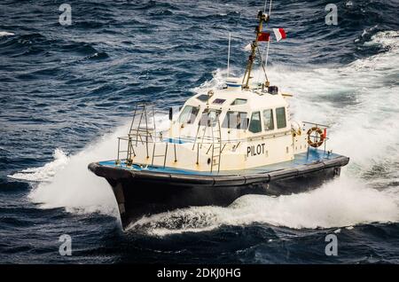 Tanger Med, Marocco - 07 aprile 2020. Sicurezza barca vela in ventose onde di mare. Foto Stock