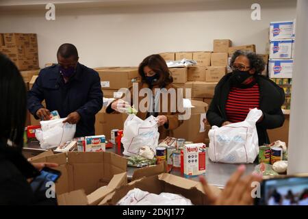 New York, NY, Stati Uniti. 15 Dic 2020. Il tenente governatore dello stato di New York Kathy Hochul insieme al senatore dello stato di New York Brian Benjamin, ringrazia i volontari e partecipa alla distribuzione di cibo per i newyorkesi poco serviti che si sono tenuti presso la Food Bank for NYC Community Kitchen nella sezione Harlem di New York il 15 dicembre 2020. Credit: Mpi43/Media Punch/Alamy Live News Foto Stock