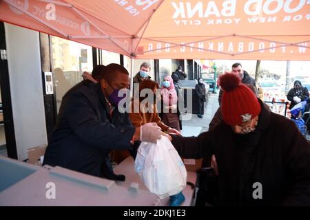 New York, NY, Stati Uniti. 15 Dic 2020. Il tenente governatore dello stato di New York Kathy Hochul insieme al senatore dello stato di New York Brian Benjamin, ringrazia i volontari e partecipa alla distribuzione di cibo per i newyorkesi poco serviti che si sono tenuti presso la Food Bank for NYC Community Kitchen nella sezione Harlem di New York il 15 dicembre 2020. Credit: Mpi43/Media Punch/Alamy Live News Foto Stock