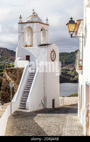 Torre dell'orologio (Torre do Relogio) sulla riva della Guadiana Foto Stock