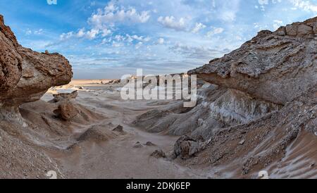 Deserto, deserto bianco, agenti atmosferici, calcare, gesso, sculture, cielo blu Foto Stock