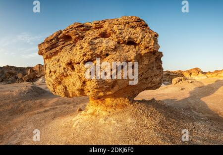 Deserto, deserto bianco, agenti atmosferici, calcare, gesso, sculture, cielo blu Foto Stock